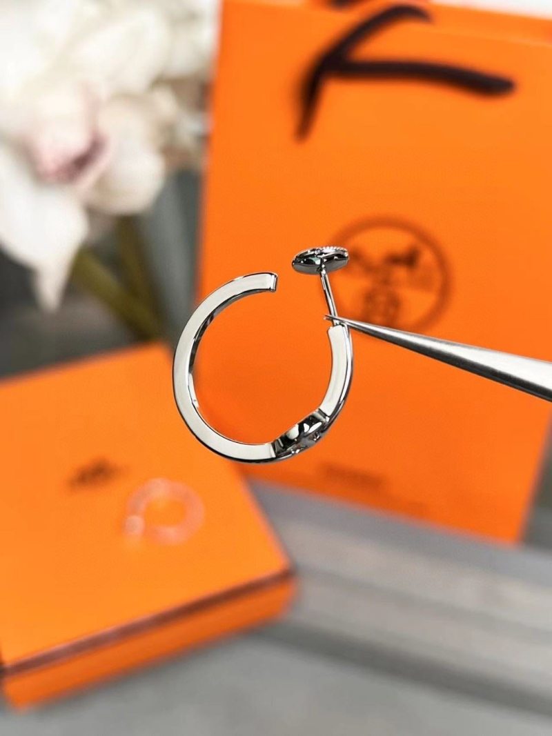 H**me5 earrings